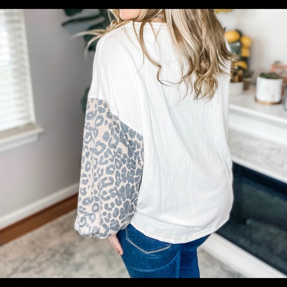 ๐ Host Pick ๐ Animal Print Sleeve Top - Picture 2 of 3